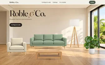 Portada de la web de Roble & Co.: una sala luminosa con sofá, sillón, mesa, lámpara y planta
